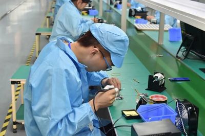 喜訊!在昭通生產(chǎn)的第一只手機(jī)太帥啦!